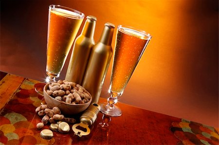 simsearch:614-03981751,k - Golden beer, roasted peanuts, opener and caps Stockbilder - Microstock & Abonnement, Bildnummer: 400-05202373