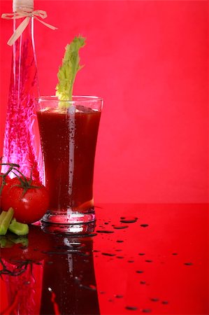 simsearch:400-05202358,k - Cold Bloody Mary or tomato juice cocktail Foto de stock - Royalty-Free Super Valor e Assinatura, Número: 400-05202380