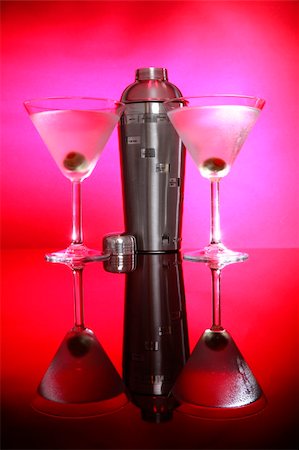 simsearch:400-05202358,k - Cold Martini cocktails, olive and stainless steel shaker Foto de stock - Royalty-Free Super Valor e Assinatura, Número: 400-05202413