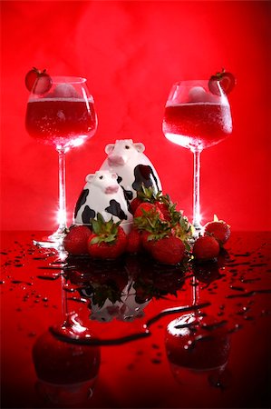 pub mirror - And some strawberries to snack on Stock Photo - Budget Royalty-Free & Subscription, Code: 400-05202447