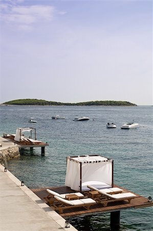 resort outdoor bed - Bed by the water Photographie de stock - Aubaine LD & Abonnement, Code: 400-05203208