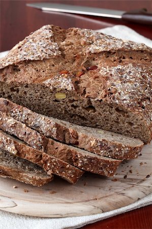 simsearch:400-04699541,k - Loaf of wholemeal bread with slices on cutting board Foto de stock - Super Valor sin royalties y Suscripción, Código: 400-05203256