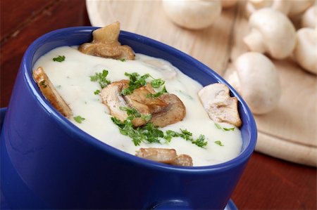 pilzsuppe - Delicious mushroom cream soup seasoned with parsley Stockbilder - Microstock & Abonnement, Bildnummer: 400-05203654