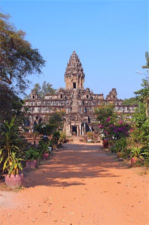 simsearch:400-04466118,k - Footway to the temple in Angkor. Ancient Khmer city in Cambodia. UNESCO world heritage site Fotografie stock - Microstock e Abbonamento, Codice: 400-05215991