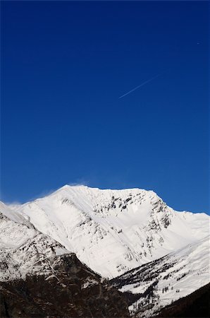 simsearch:400-04472958,k - Mountain landscape with snow and moon Foto de stock - Royalty-Free Super Valor e Assinatura, Número: 400-05216235