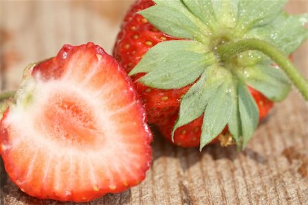 simsearch:400-07993543,k - Red nice strawberry laying on the tablecloth Fotografie stock - Microstock e Abbonamento, Codice: 400-05216393