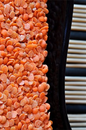 simsearch:400-08432465,k - Macro view of red lentils in a black bowl Foto de stock - Super Valor sin royalties y Suscripción, Código: 400-05216696