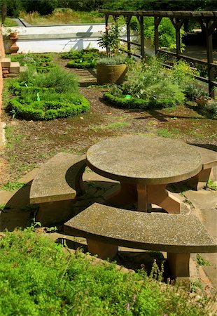 simsearch:6108-06168404,k - Large herb garden with stone table and different herbs Stockbilder - Microstock & Abonnement, Bildnummer: 400-05216819