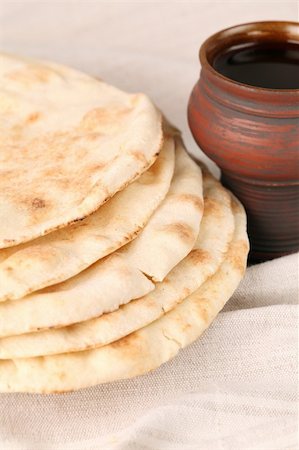 Chalice with red wine and pita bread Photographie de stock - Aubaine LD & Abonnement, Code: 400-05216828