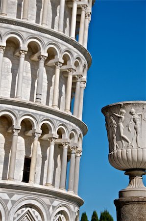 An urn, with a section of the leaning tower of Pisa in the background. Stockbilder - Microstock & Abonnement, Bildnummer: 400-05216844