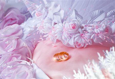 flower border design of rose - Wedding background with pink decoration accessories and artificial golden rings Foto de stock - Super Valor sin royalties y Suscripción, Código: 400-05217997