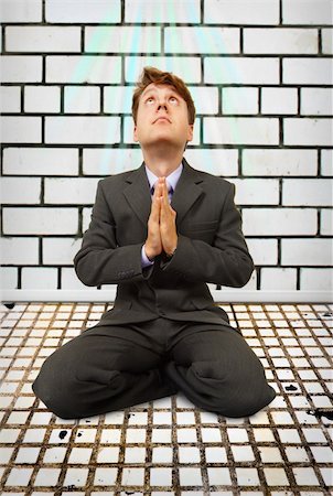 Comic businessman sitting on his knees praying Foto de stock - Super Valor sin royalties y Suscripción, Código: 400-05218122