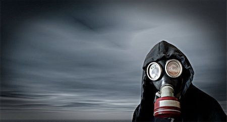 simsearch:400-08098353,k - man with gas mask under dark sky Foto de stock - Super Valor sin royalties y Suscripción, Código: 400-05218284