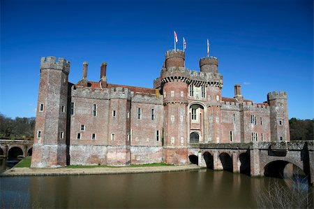 simsearch:400-04718756,k - 15th century Herstmonceux castle in east sussex one of the first brick buildings in england built for grandeur and comfort more than defence Fotografie stock - Microstock e Abbonamento, Codice: 400-05218351