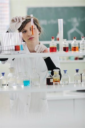 simsearch:6109-07497806,k - science chemistry classes with young student woman in labaratory Fotografie stock - Microstock e Abbonamento, Codice: 400-05218661