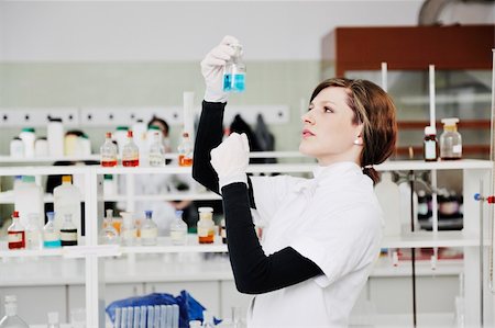 simsearch:640-01353165,k - science chemistry classes with young student woman in labaratory Foto de stock - Super Valor sin royalties y Suscripción, Código: 400-05218768