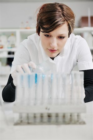 simsearch:640-01353165,k - science chemistry classes with young student woman in labaratory Foto de stock - Super Valor sin royalties y Suscripción, Código: 400-05218770