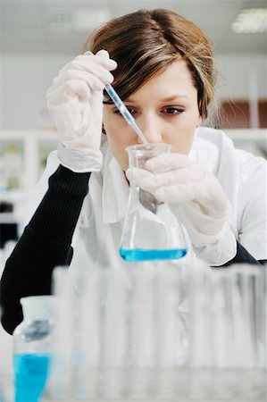 simsearch:6109-07497806,k - science chemistry classes with young student woman in labaratory Fotografie stock - Microstock e Abbonamento, Codice: 400-05218771