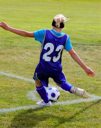 pontuse (artist) - Soccer girl doing a corner kick in a football game Stockbilder - Microstock & Abonnement, Bildnummer: 400-05219407