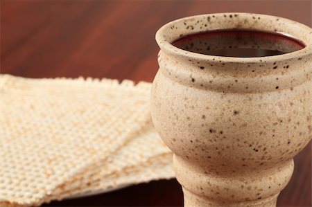 Chalice with red wine and unleavened bread Fotografie stock - Microstock e Abbonamento, Codice: 400-05210105