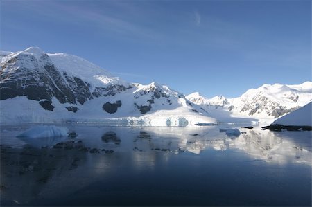 simsearch:400-04899702,k - Beautiful landscape in Antarctica in morning light. Some snow covered mountains. Stockbilder - Microstock & Abonnement, Bildnummer: 400-05210100
