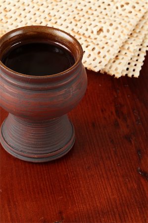 Chalice with red wine and unleavened bread Photographie de stock - Aubaine LD & Abonnement, Code: 400-05210119