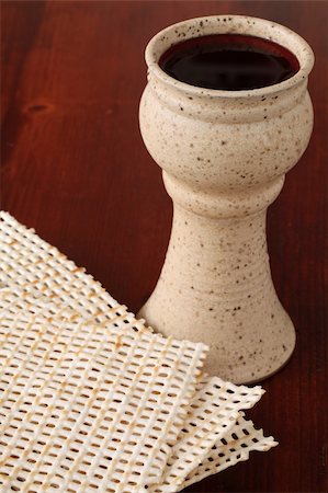 Chalice with red wine and unleavened bread Photographie de stock - Aubaine LD & Abonnement, Code: 400-05210130