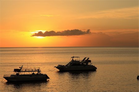 Sunset over ocean on Dominica in the Caribbean with red sky in background Stockbilder - Microstock & Abonnement, Bildnummer: 400-05211131