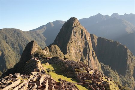 Ancient ruins of Machu Picchu in Peru on a sunny day Fotografie stock - Microstock e Abbonamento, Codice: 400-05211185