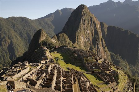 Ancient ruins of Machu Picchu in Peru on a sunny day Fotografie stock - Microstock e Abbonamento, Codice: 400-05211186