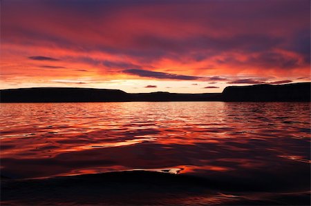 Unbelievable sunset over Canadian arctic on a calm evening around midnight Stockbilder - Microstock & Abonnement, Bildnummer: 400-05211190