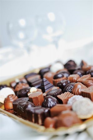 simsearch:400-05216743,k - luxury and sweet praline and chocolate decoration food close up Foto de stock - Super Valor sin royalties y Suscripción, Código: 400-05211800
