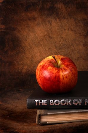 simsearch:400-04480816,k - Close up of red apple and Books Photographie de stock - Aubaine LD & Abonnement, Code: 400-05213404