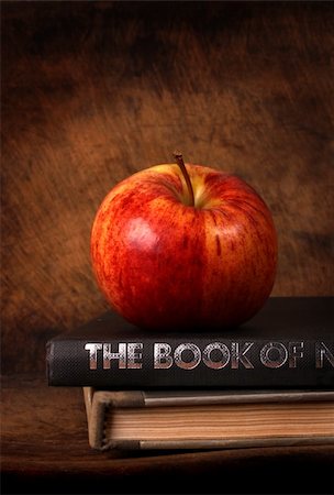 simsearch:400-04596714,k - Close up of red apple and Books Photographie de stock - Aubaine LD & Abonnement, Code: 400-05213405