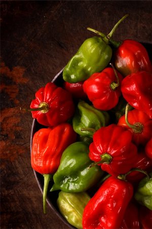 simsearch:400-05732421,k - Close up of red and green Chili Photographie de stock - Aubaine LD & Abonnement, Code: 400-05213406