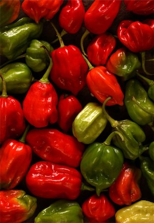 simsearch:400-05732421,k - Close up of red and green Chili Photographie de stock - Aubaine LD & Abonnement, Code: 400-05213400