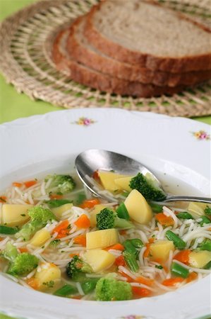 simsearch:400-04475212,k - Delicious vegetable soup with carrot, potato, broccoli, green beans, parsley and noodles Stockbilder - Microstock & Abonnement, Bildnummer: 400-05225576