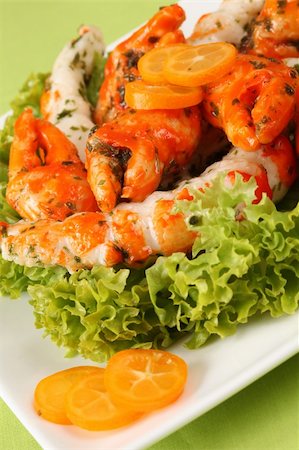 surimi - Shrimp and crab shaped surimi sticks with kumquats and lettuce Photographie de stock - Aubaine LD & Abonnement, Code: 400-05225570