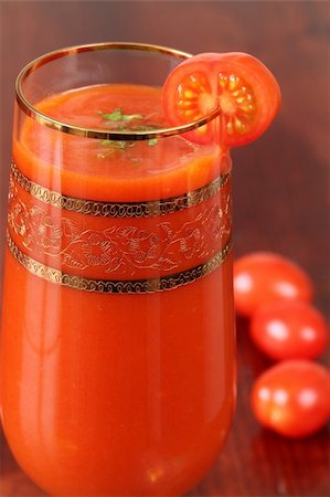 simsearch:825-02304819,k - Glass with tomato juice or Bloody Mary coctail garnished with slice of cherry tomato and parsley Photographie de stock - Aubaine LD & Abonnement, Code: 400-05225572