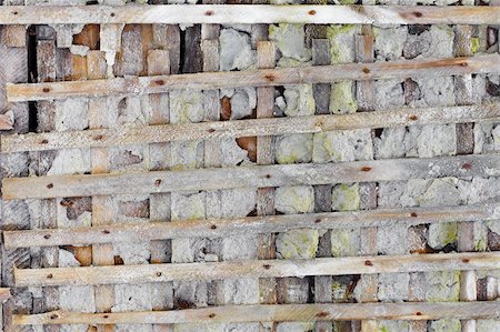 Concrete ruined wall, reinforced wooden lattice - background Foto de stock - Super Valor sin royalties y Suscripción, Código: 400-05226208