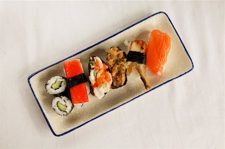 simsearch:400-05299211,k - Basic Sushi Meal as Colorful Combo Set Foto de stock - Super Valor sin royalties y Suscripción, Código: 400-05226755