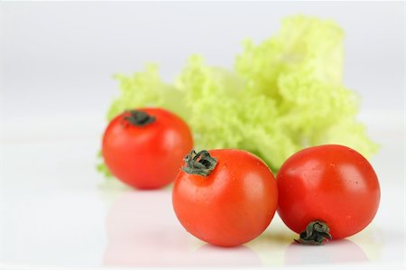 simsearch:400-05369257,k - Cherry tomatoes and fresh leaves of lettuce Photographie de stock - Aubaine LD & Abonnement, Code: 400-05227478