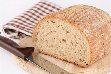simsearch:859-06469950,k - Loaf of fresh bread on cutting board Stock Photo - Budget Royalty-Free & Subscription, Code: 400-05227471
