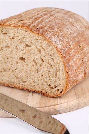 simsearch:859-06469950,k - Loaf of fresh bread on cutting board Stock Photo - Budget Royalty-Free & Subscription, Code: 400-05227472