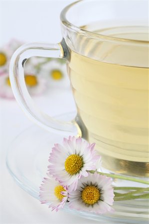 simsearch:400-04691031,k - Healthy herbal tea made from freshly picked daisies Photographie de stock - Aubaine LD & Abonnement, Code: 400-05227484