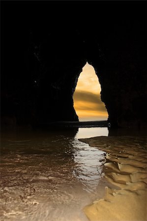 simsearch:851-02960620,k - a view from the inside of a beach cave looking out at the sea Foto de stock - Super Valor sin royalties y Suscripción, Código: 400-05227949