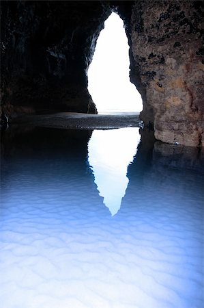 simsearch:851-02960620,k - a view from the inside of a beach cave looking out at the sea Foto de stock - Super Valor sin royalties y Suscripción, Código: 400-05227950