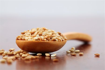 simsearch:700-00342851,k - Roasted sesame seeds on a wooden spoon Photographie de stock - Aubaine LD & Abonnement, Code: 400-05228296