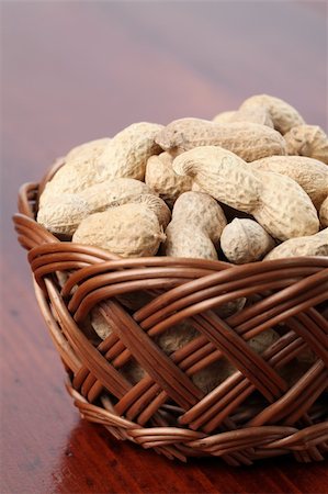 simsearch:400-04136218,k - Wicker basket with peanuts on a wooden table Stockbilder - Microstock & Abonnement, Bildnummer: 400-05228292