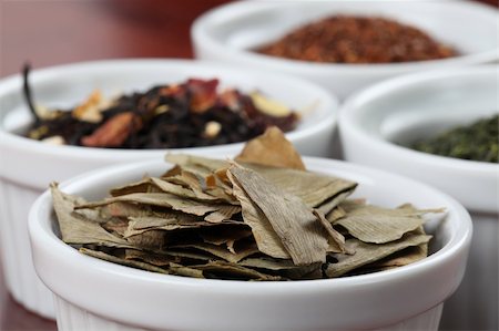 simsearch:400-05678542,k - White bowls with various kinds of tea - focus on dried ginkgo leaves Foto de stock - Super Valor sin royalties y Suscripción, Código: 400-05228304
